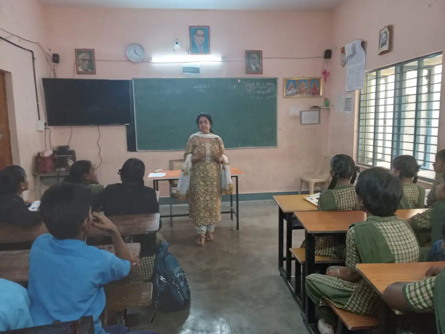 Students during a workshop about mobile addiction awareness