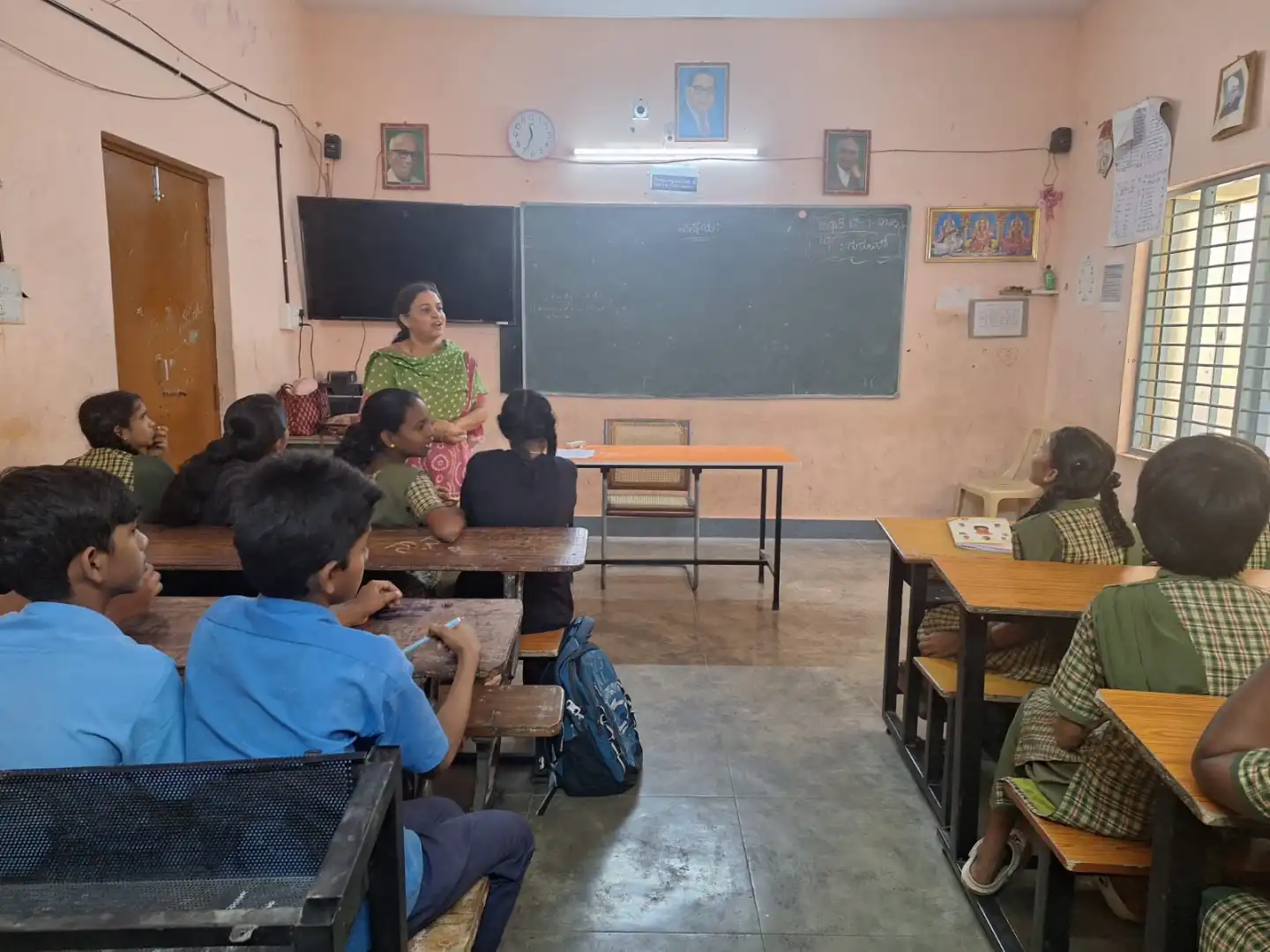 Facilitators and students in a mobile addiction awareness workshop